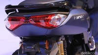 Lampu belakang juga memiliki desain baru. Motor ini menggunakan lampu-lampu LED yang memancarkan cahaya lebih terang, lebih hemat energi, dan tahan lama. Ada juga lampu hazard yang berfungsi untuk memberi tanda dalam situasi darurat. Body bagian samping juga tampak mendapat pembaruan.