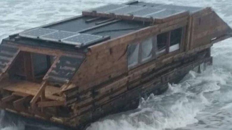 Kapal aneh bertenaga surya di Irlandia (Foto: CNN) Kapal aneh bertenaga surya di Irlandia (Foto: CNN)