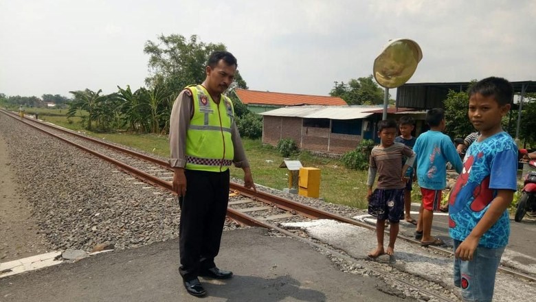 Seorang Pengendara Motor di Sidoarjo Tewas Tertabrak Kereta Jenggolo Seorang Pengendara Motor di Sidoarjo Tewas Tertabrak Kereta Jenggolo