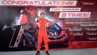 Haridarma Manoppo (TTI) yang didiskualifikasi pada putaran keempat ISSOM Night Race, September lalu, berada di tempat keempat dengan total 44 poin. Dengan catatan itu saja artinya Alvin sudah 99% juara nasional. Tinggal menunggu pengumuman resmi dari PP IMI dan gelar juara nasional pembalap senior Honda Racing Indonesia itu pun resmi. Foto: dok. ISSOM