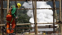 Seorang pekerja sedang menyelesiakan gedung operator untuk PLTP Sokoria di Ende, Flores, NTT. Pembangunan PLTP Sokoria dibangun oleh investor swasta berasal dari Islandia.