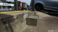 Revitalisasi trotoar tersebut dipersoalkan karena trotoar yang dinilai terlalu tinggi oleh warganet.