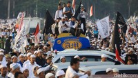 Masyoritas massa mengenakan baju berwarna putih dalam reuni yang digelar di Monas ini.