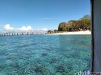 Bibir pantai Pulau Lihaga yang terlihat dari dalam kapal
