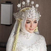 Makeup yang diterapkan Ernia Aprilia dari Redberry Wedding membuat Citra Kirana tampak manglingi, namun tetap menonjolkan kecantikan wajah aslinya. Ditambah lagi dengan hiasan kepala kha Sunda, siger dan rangkaian ronce melati yang memanjang disampirkan ke depan, penampilan aktris 25 tahun itu semakin bak bidadari. Foto: Dok. Instagram Anchawedding, Redberrywedding