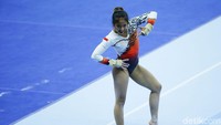 Atlet senam putri Indonesia Rifda Irfanaluthfi berlaga di babak final all around gymnastic putri yang berlangsung di Rizal Memorial Coliseum, Manila, Filippina, Senin (2/12/2019).