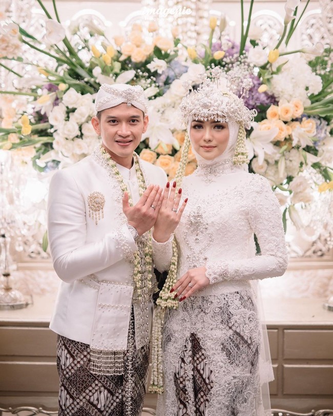 Aktris 25 tahun ini melengkapi penampilannya sebagai pengantin dengan hiasan kepala khas Jawa Barat, siger. Tampak rangkaian ronce melati memanjang disampirkan ke depan. (Foto: Dok. Imagenic Wedding Photography)