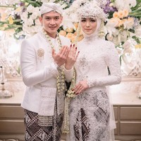 Aktris 25 tahun ini melengkapi penampilannya sebagai pengantin dengan hiasan kepala khas Jawa Barat, siger. Tampak rangkaian ronce melati memanjang disampirkan ke depan. (Foto: Dok. Imagenic Wedding Photography)