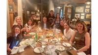 Sebelum pulang ke Jakarta, Ashanty dan keluarga besarnya menyantap makan malam di Toronto. Foto: Instagram @ashanty_ash