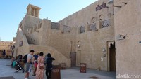 Banyak turis yang datang untuk menikmati Al Seef. (Bonauli/detikcom)