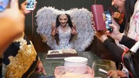 Rayakan ulang tahun, Ashanty meniup lilin kue ulang tahun dengan kostum peri yang cantik. Foto: Instagram @ashanty_ash