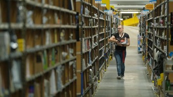 Gudang di banyak lokasi memungkinkan perusahaan melakukan pengiriman lebih cepat, menciptakan apa yang disebut The Dallas Morning News sebagai sesuatu yang mirip dengan UPS. Foto: Getty Images