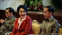 Ketua Umum Kongres Wanita Indonesia (Kowani) Giwo Rubianto Prayogo berbincang dengan Jokowi.