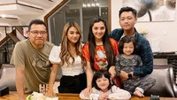 Berkumpul dengan suami dan anak-anaknya, Ashanty terima surprise kue ulang tahun. Foto: Instagram @ashanty_ash