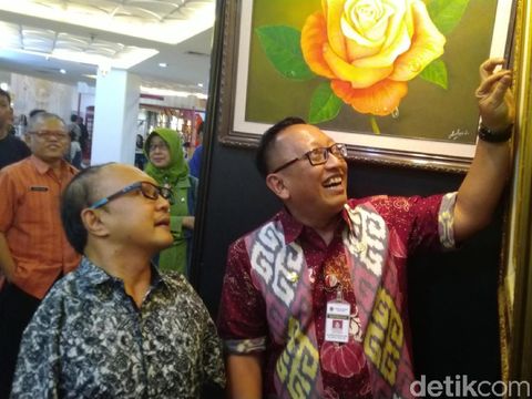 Melihat Karya Indah Sabar Subadri, Pelukis Tanpa Kaki yang Mendunia