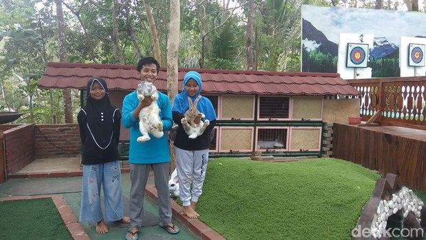 Tak Ada Papan Tulis di Desa Bahasa yang Inspiratif Ini