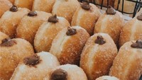 Donat dari Chocban ini merupakan jenis donat sourdough dimana memakai ragi alami jadi lebih sehat. Donat ini juga disajikan klasik dengan taburan gula halus dan isian coklat lumer. Foto: Instagram @chocban.jakarta