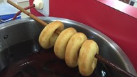 Donat satu ini berbahan dasar kentang dan biasa dijual di beberapa Mall di Jakarta. Fresco donuts menjual donat dengan topping sederhana seperti gula halus dan meses, harganya mulai dari Rp. 2.000 saja! Foto: dok. detikFood
