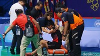 Hingga saat ini, kondisi Gregoria belum diketahui, yang pasti dia sudah mengalami rasa tak nyaman di kaki sebelum bertanding.