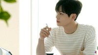 Meskipun foto ini diambil secara candid, tetapi Cha In Ha yang tengah berada di sebuah kafe ini tampak terlihat imut dan menggemaskan. Foto: Instagram @chainha_715