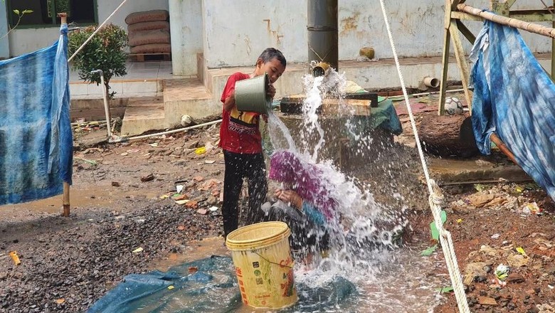 Semburan Air Asin Muncul dari Sumur Masjid di Bekasi Semburan Air Asin Muncul dari Sumur Masjid di Bekasi