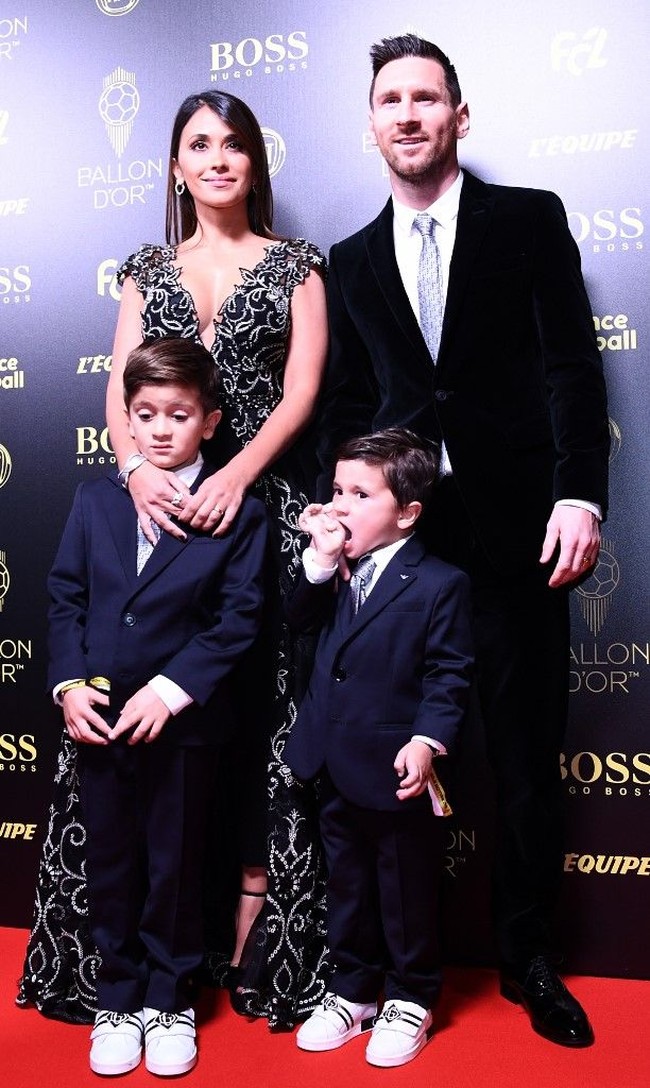 Lionel Messi menjadi pemenang Ballon dOr 2019 dalam seremoni yang digelar di Chatelet Theatre, Paris, Selasa (3/12/2019) dini hari WIB. Messi hadir ke pesta penghargaan Ballon dOr didampingi istrinya, Antonella Roccuzzo dan kedua putra mereka, Thiago serta Mateo. Antonella yang sudah lama mendampingi Messi namun baru dinikahi pada 2017 itu tampak memesona dalam balutan gaun lace yang memiliki belahan dada rendah. Foto: Anne-Christine POUJOULAT / AFP