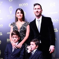 Lionel Messi menjadi pemenang Ballon dOr 2019 dalam seremoni yang digelar di Chatelet Theatre, Paris, Selasa (3/12/2019) dini hari WIB. Messi hadir ke pesta penghargaan Ballon dOr didampingi istrinya, Antonella Roccuzzo dan kedua putra mereka, Thiago serta Mateo. Antonella yang sudah lama mendampingi Messi namun baru dinikahi pada 2017 itu tampak memesona dalam balutan gaun lace yang memiliki belahan dada rendah. Foto: Anne-Christine POUJOULAT / AFP