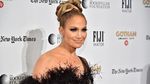 Gaun Hitam Menerawang Jennifer Lopez