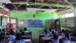 Menyedihkan, Siswa SD Ini Belajar di Kelas yang Nyaris Ambruk