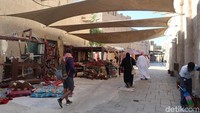 Sebagai Dubais heritage district, Al Seef memberikan gambaran masa lalu dari orang-orang emirati. Kanopi yang dibentangkan di antara dua bangunan sangan teduh dan nyaman untuk berjalan-jalan. (Bonauli/detikcom)