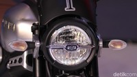 Yamaha XSR 155 versi cafe racer ini sudah menggunakan cover lampu depan khas cafe racer. Selain itu, bentuk setangnya pun berbeda karena posisinya lebih rendah. Foto: Rifkianto Nugroho