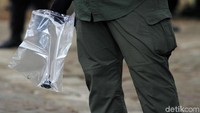 Sejumlah bukti ledakan dikumpulkan di dalam kantong plastik.