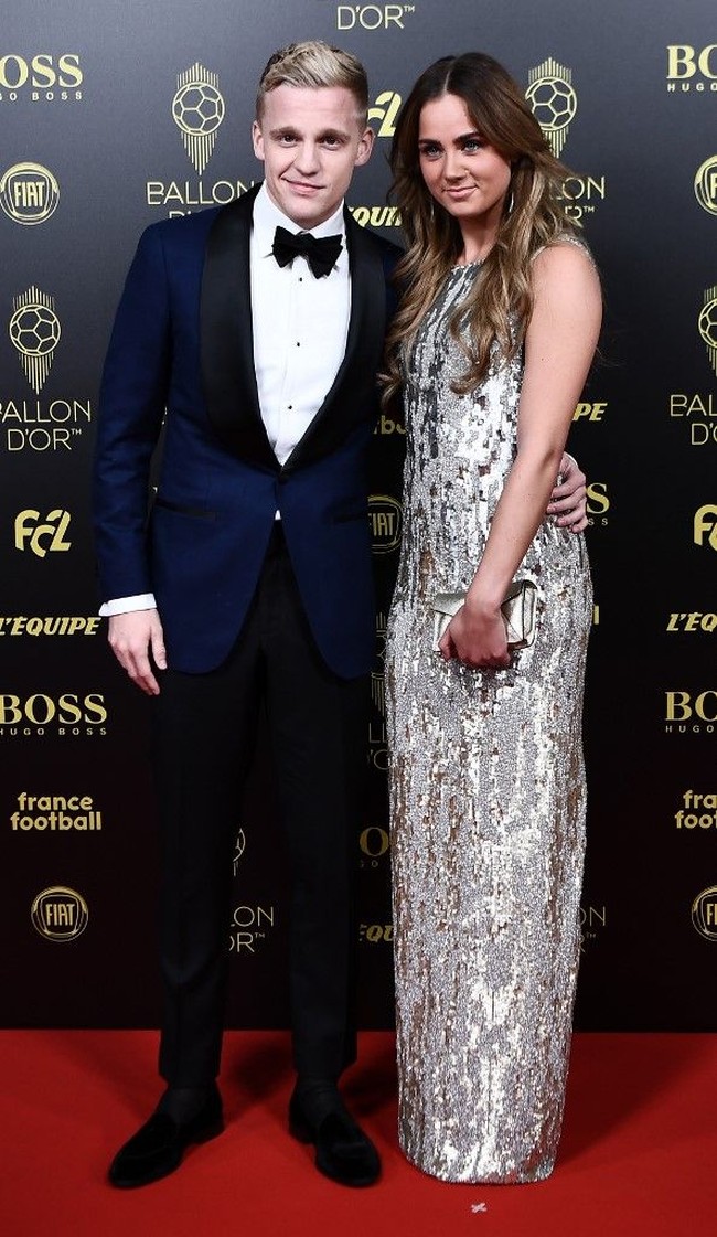Pemain Ajax Donny Van de Beek menggandeng kekasihnya yang merupakan putri pemain sepakbola Dennis Bergkamp, Estelle Bergkamp. Wanita muda yang populer di Instagram itu tampak glamour dalam balutan gaun sequin saat mendampingi Donny menghadiri Ballon dOr di Paris. Foto: Anne-Christine POUJOULAT / AFP