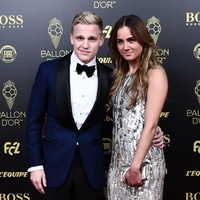 Pemain Ajax Donny Van de Beek menggandeng kekasihnya yang merupakan putri pemain sepakbola Dennis Bergkamp, Estelle Bergkamp. Wanita muda yang populer di Instagram itu tampak glamour dalam balutan gaun sequin saat mendampingi Donny menghadiri Ballon dOr di Paris. Foto: Anne-Christine POUJOULAT / AFP