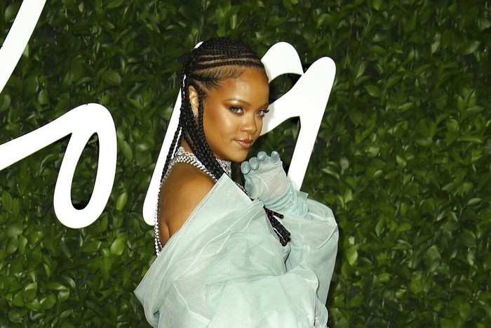 Rihanna hadiri Britain Fashion Awards.
