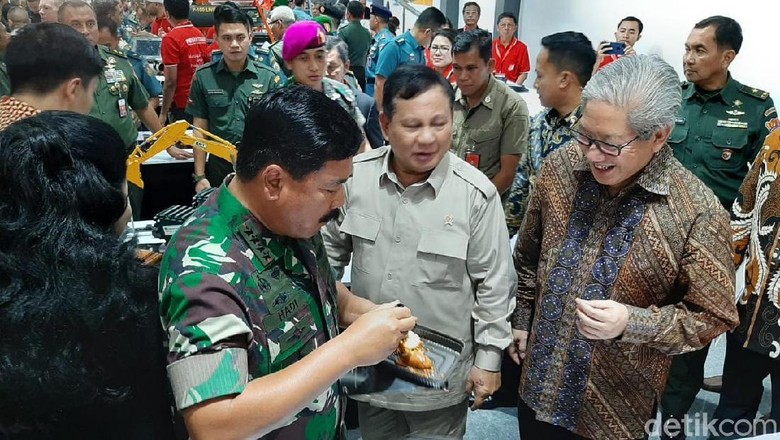Prabowo dan Panglima TNI Tinjau Pameran Alutsista di Kemhan Prabowo dan Panglima TNI Tinjau Pameran Alutsista di Kemhan
