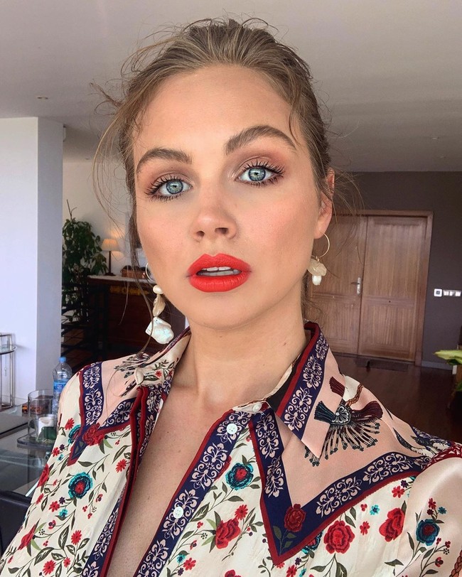 Kecantikannya yang natural tersebut membuat Ksenija didapuk sebagai brand ambassador skin care Korea, AHC. Ia pun percaya dengan kekuatan skincare routine yang bisa membuat penampilan lebih baik, tanpa harus melakukan operasi plastik.  Foto: dok. Instagram