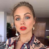 Kecantikannya yang natural tersebut membuat Ksenija didapuk sebagai brand ambassador skin care Korea, AHC. Ia pun percaya dengan kekuatan skincare routine yang bisa membuat penampilan lebih baik, tanpa harus melakukan operasi plastik.  Foto: dok. Instagram