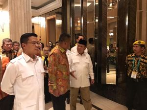 Pakai Kemeja Putih 4 Kantong, Prabowo Hadiri Pembukaan Munas Golkar
