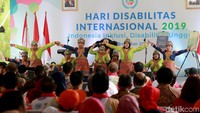 Sejumlah penyandang disabilitas (difabel) menampilkan tarian tradisional khas Aceh di peringatan Hari Disabilitas Internasional 2019 yang diselenggarakan di kawasan Gelora Bung Karno, Jakarta, Selasa (3/12/2019).