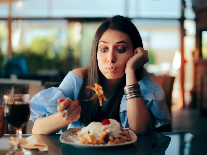 makan malam Person experiencing overeating side effects at lunch