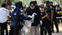 Tim Labfor Polri mencari dan mengumpulkan bukti di lokasi ledakan.