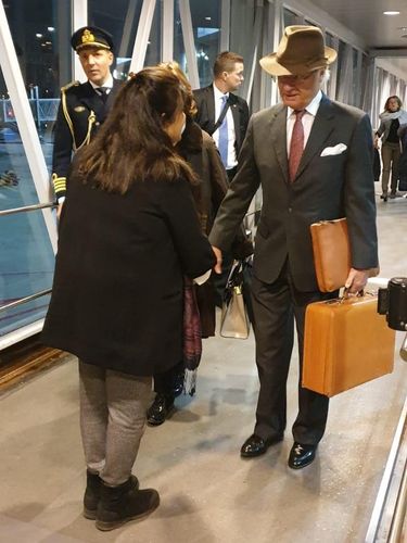 Bawa Tas Sendiri di Bandara, Raja Swedia Dipuji Netizen Rendah Hati