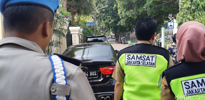Razia Pajak Mobil Mewah BPRD. Foto: Ridwan Arifin Razia Pajak Mobil Mewah BPRD. Foto: Ridwan Arifin