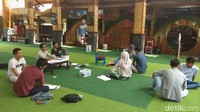 Perihal konsep belajar Bahasa Inggris di Desa Bahasa, kata Hani, ruang belajar dibuat yang menyenangkan sekali. Bahkan, akan sulit menemukan papan tulis. (Eko Susanto/detikcom)