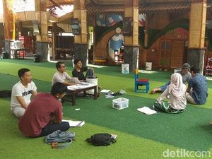 Tak Ada Papan Tulis di Desa Bahasa yang Inspiratif Ini