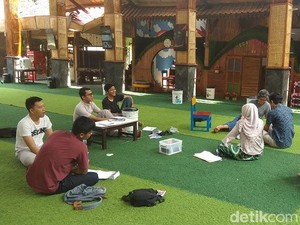 Tak Ada Papan Tulis di Desa Bahasa yang Inspiratif Ini