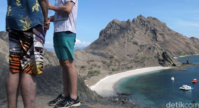 Pulau Padar masuk dalam kawasan Taman Nasional Komodo, NTT. Pulau ini jadi salah satu destinasi wisata andalan yang tersohor dengan panorama alam yang memesona.