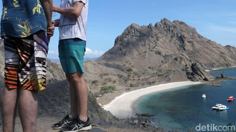 Pulau Padar Pulau Padar masuk dalam kawasan Taman Nasional Komodo, NTT. Pulau ini jadi salah satu destinasi wisata andalan yang tersohor dengan panorama alam yang memesona.