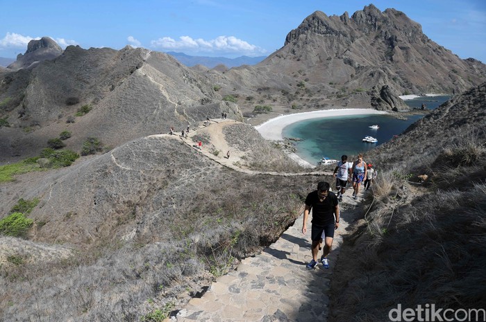 Pulau Padar masuk dalam kawasan Taman Nasional Komodo, NTT. Pulau ini jadi salah satu destinasi wisata andalan yang tersohor dengan panorama alam yang memesona.